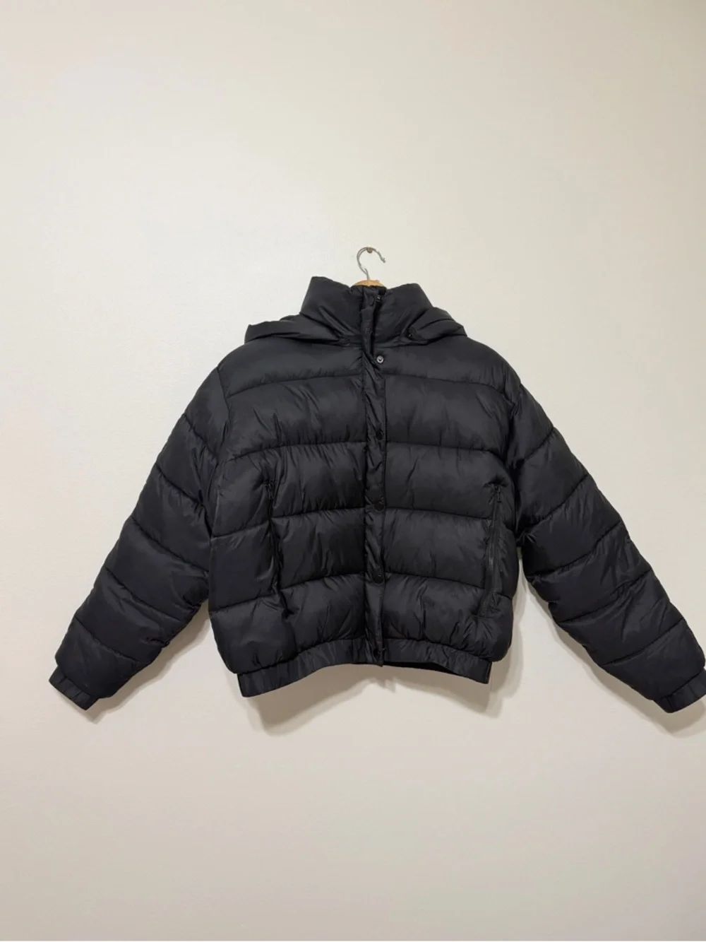 LIKE NEW ALO Aspen Love Puffer Jacket Black Size Medium Crop Zip - Picture 3 of 9